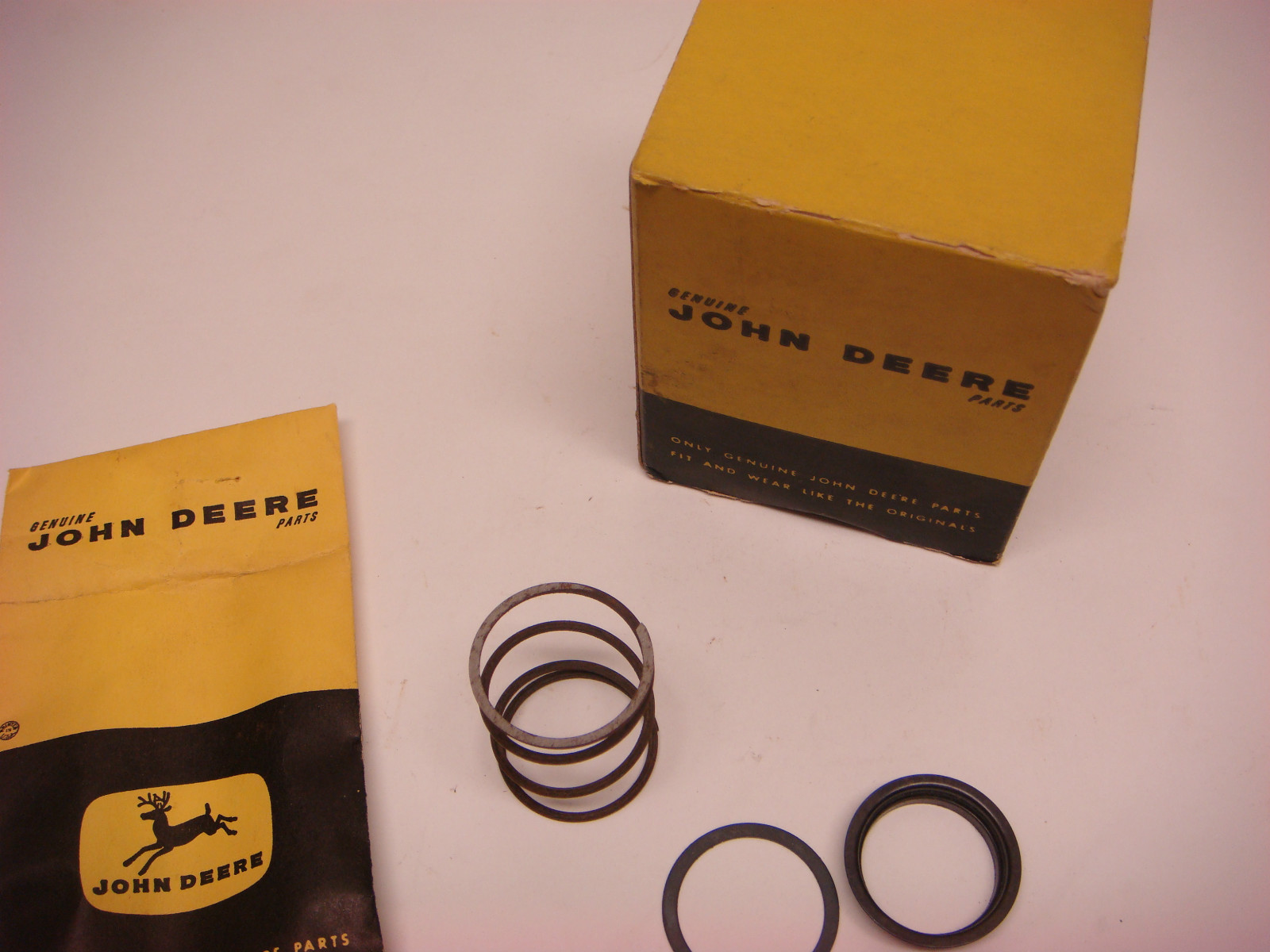 NOS John Deere Part No. AT21699 Clutch Spring and Washer JD025