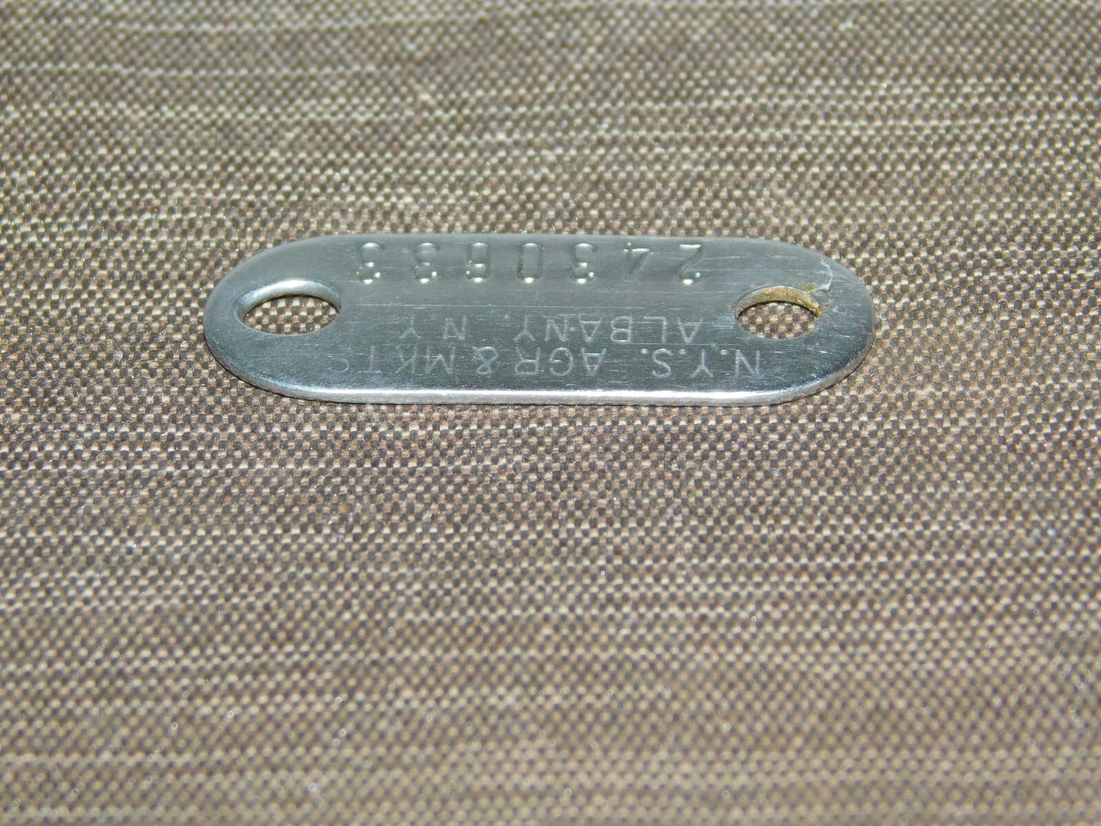 VINTAGE 1 1/2&Prime; ACROSS N.Y.S. AGR & MKTS ALBANY NY METAL ANIMAL TAG