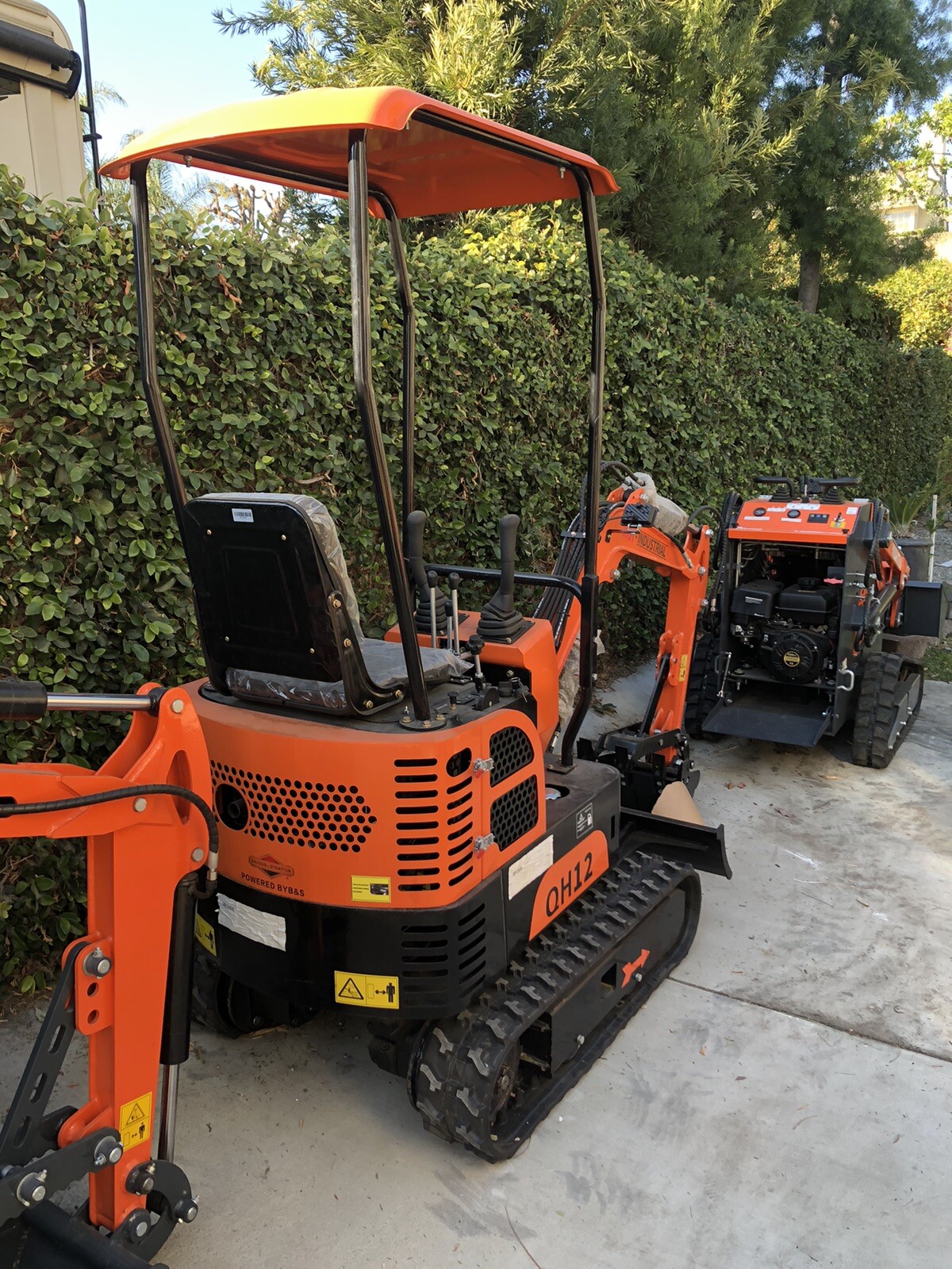 Agrotk 13.5 HP B&S 1 ton Mini Excavator (AGT-QH12) Best In Class Construction