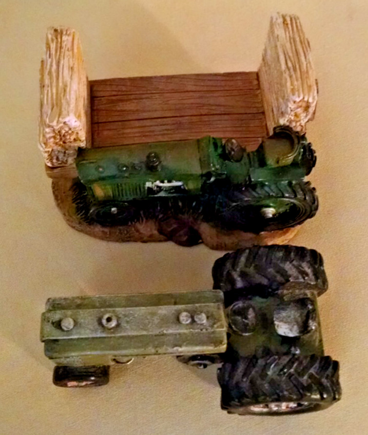 TRACTOR LOT RESIN FIGURE FIGURINE HAY WAGON GREEN SILVER MAYRICH CO CHINA.