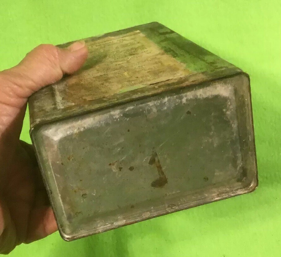 Antique ~ Rare ~ John Baer&rsquo;s ~ Enamel Oil ~ “It Wears” ~ 1 Qt. Tin ~ New York