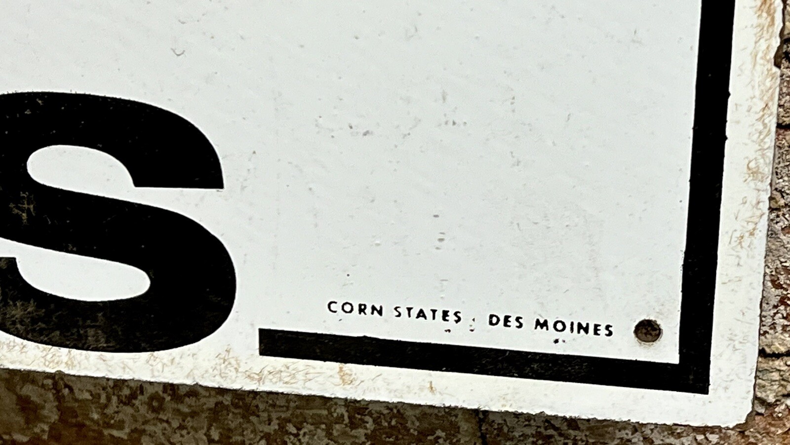 VINTAGE HULTING HYBRIDS SEED CORN RED BLACK & WHITE MASONITE FARM SIGN 10&Prime;x24&Prime;