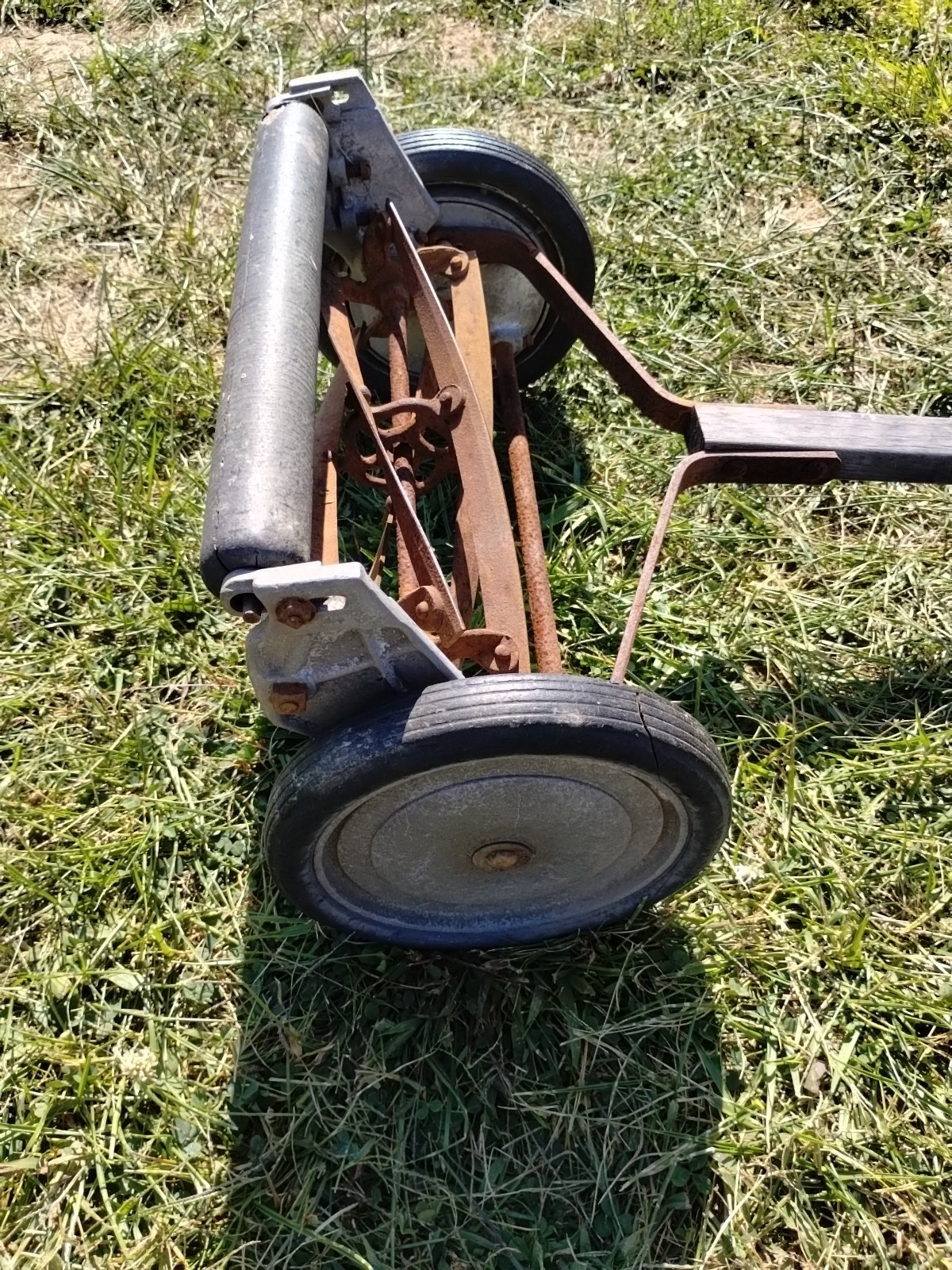 Vintage MF. CO. Manuel Real Mower.. Still Mows!!