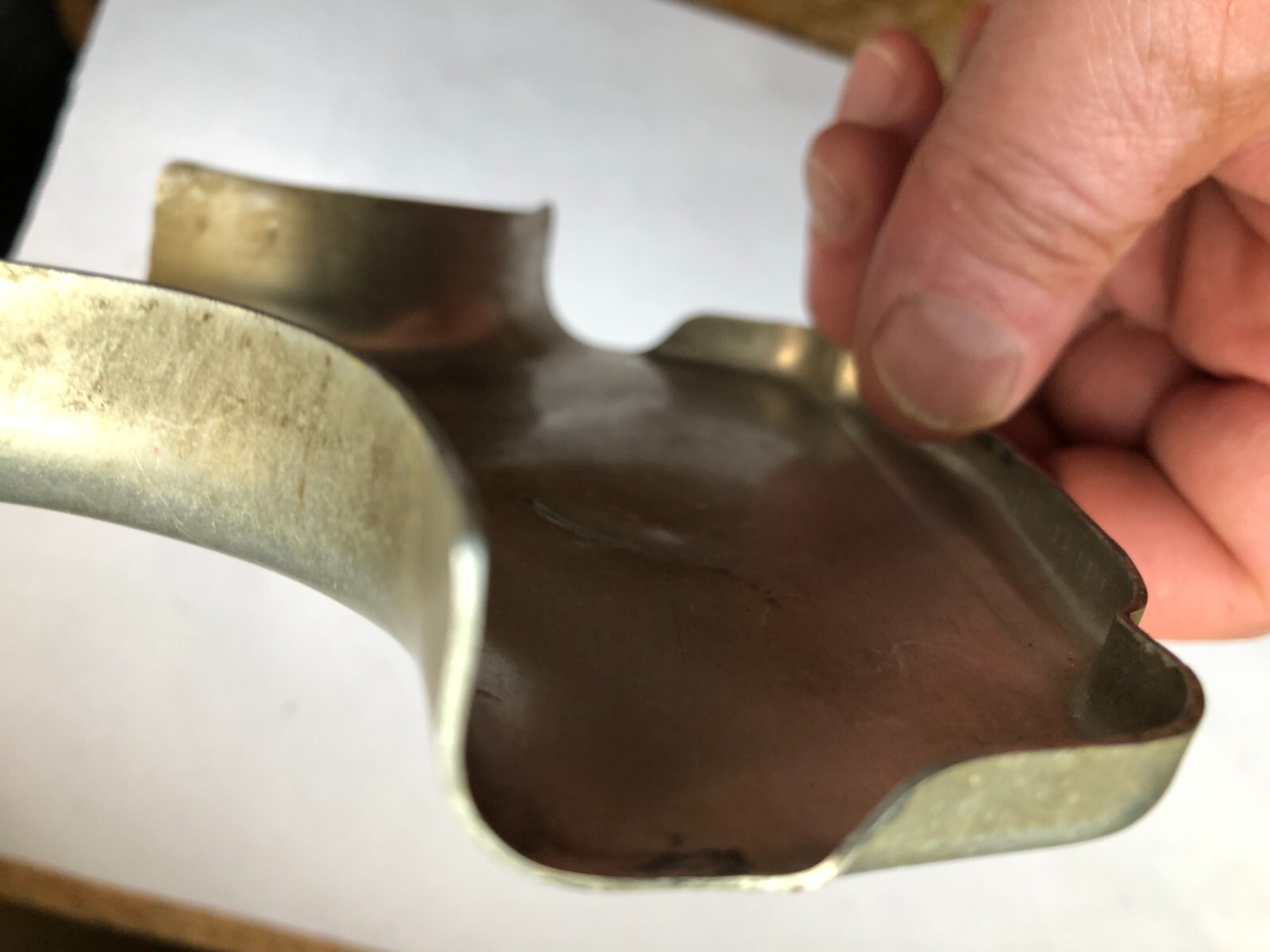 TORO Metal Marker for a Lawn Mower with the words « Clutch & Throttle » on top