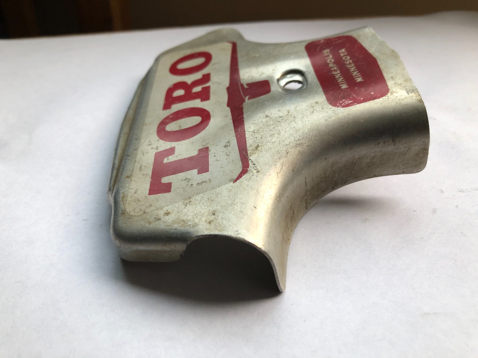 TORO Metal Marker for a Lawn Mower with the words « Clutch & Throttle » on top