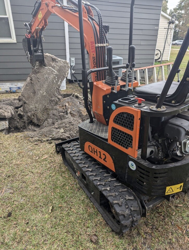 Agrotk 13.5 HP B&S 1 ton Mini Excavator (AGT-QH12) Best In Class Construction