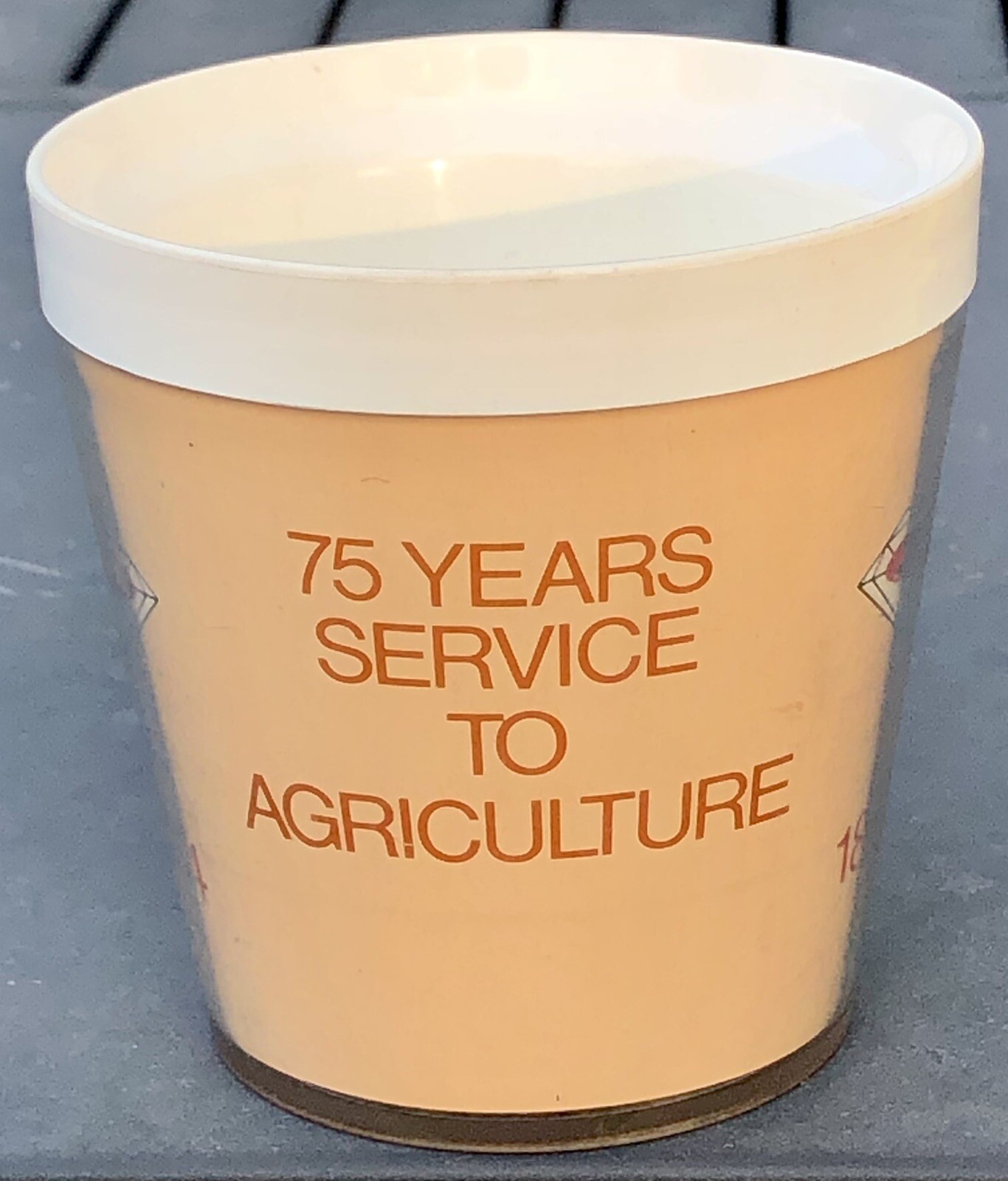 VINTAGE 1974 NEW IDEA TRACTOR FARM IMPLEMENT FLAMBEAU PLASTIC COFFEE MUG CUP AD