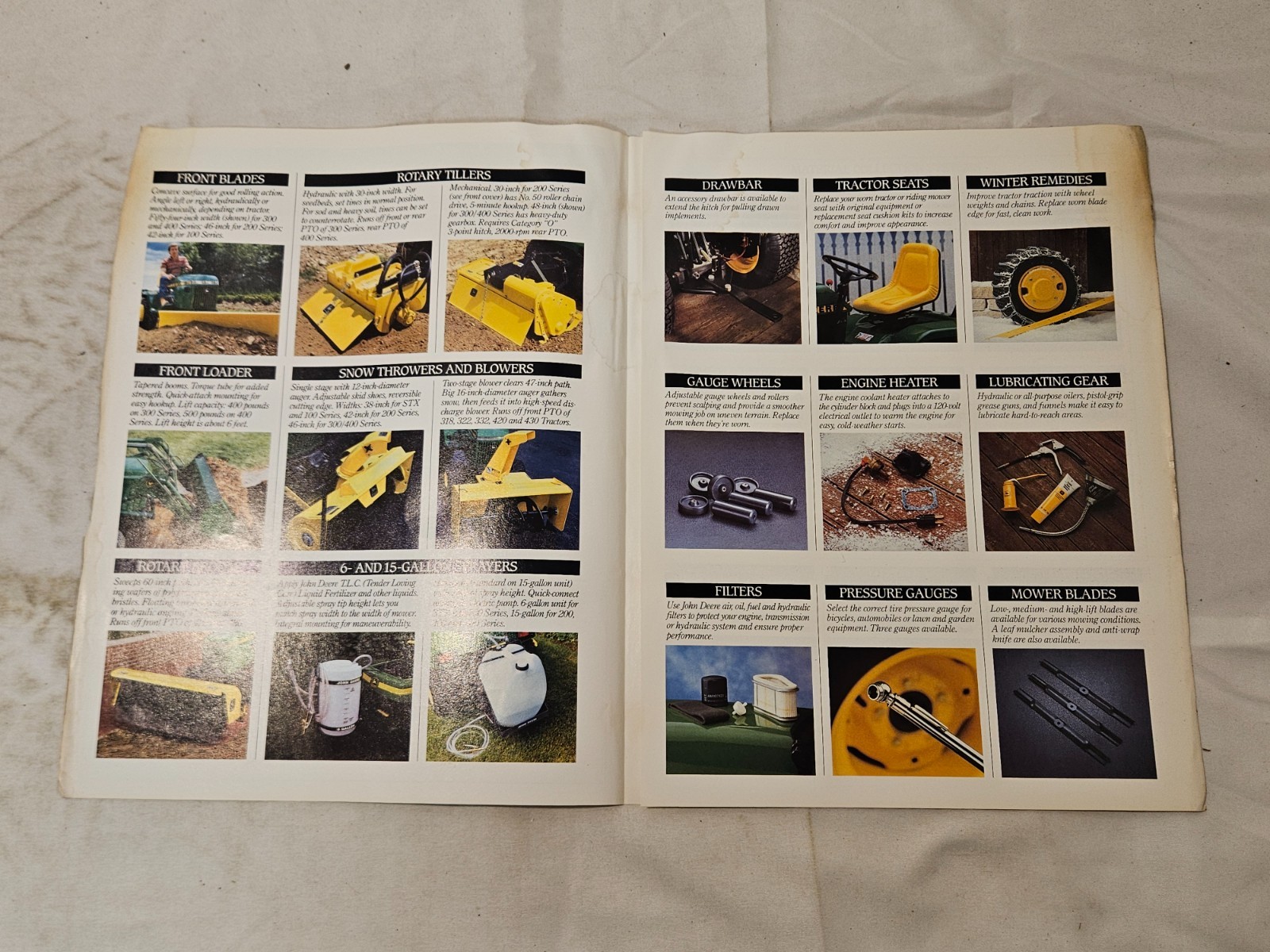 JOHN DEERE 1990 LAWN AND GARDEN TRACTORS IMPLEMENTS & ACCESSORIES BROCHURE DKA86
