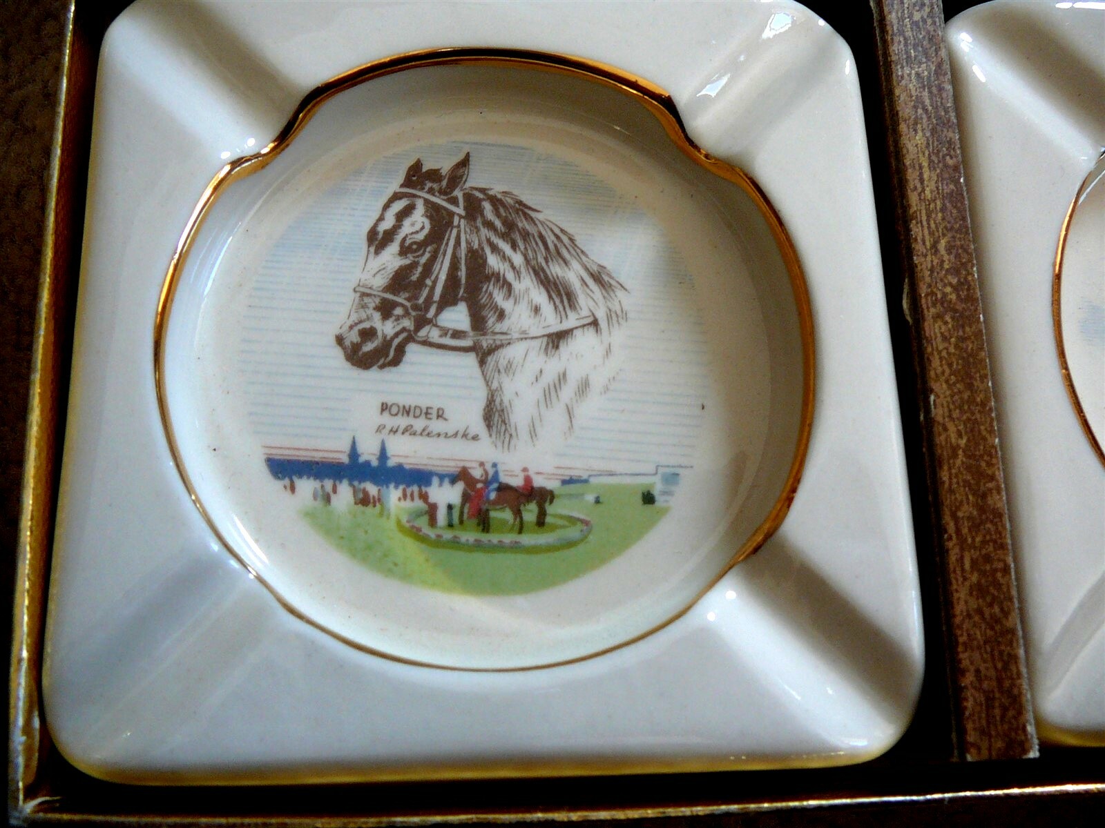 ASSAULT & PONDER KENTUCKY DERBY WINNERS – 2 ASHTRAYS & 2 SEALED CARD DECKS – IOB