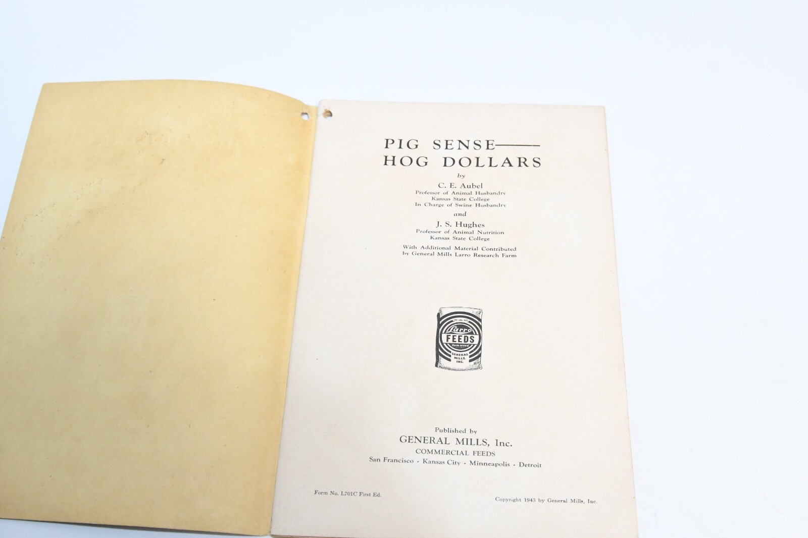 1943 GENERAL MILLS LARRO FEEDS PIG SENSE HOG DOLLARS ADVERTISING PUBLICATION