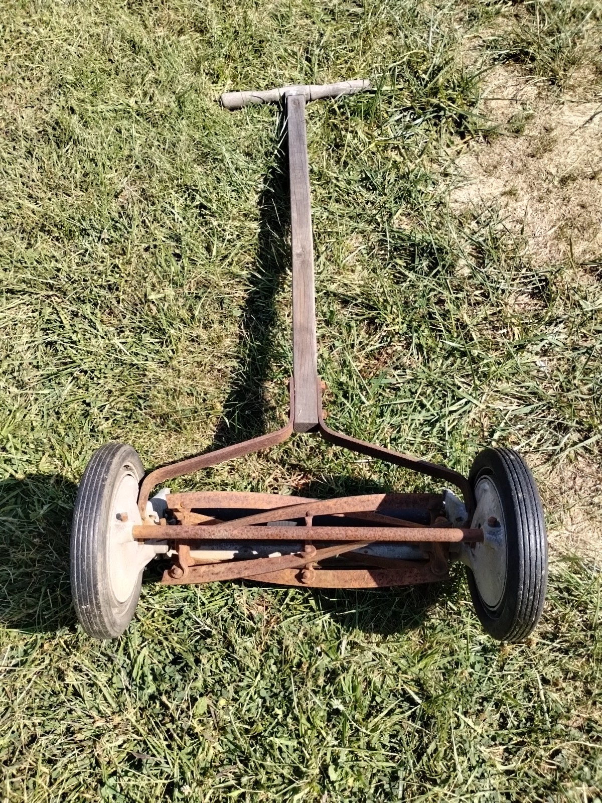 Vintage MF. CO. Manuel Real Mower.. Still Mows!!