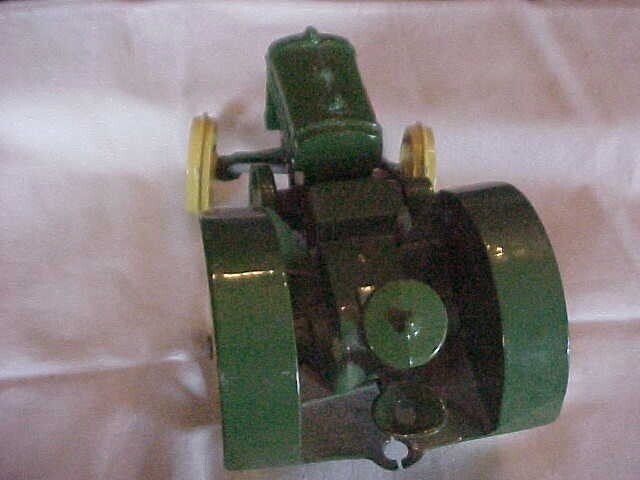JOHN DEERE TOY TRACTOR