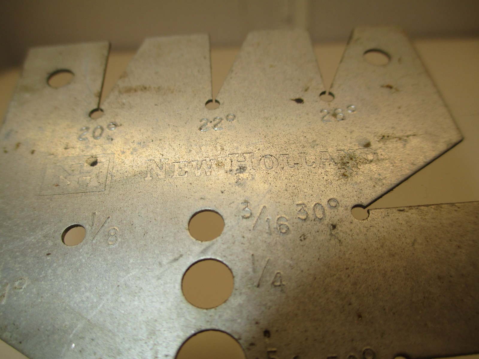 VINTAGE NEW HOLLAND BOLT THREAD GUIDE – METAL