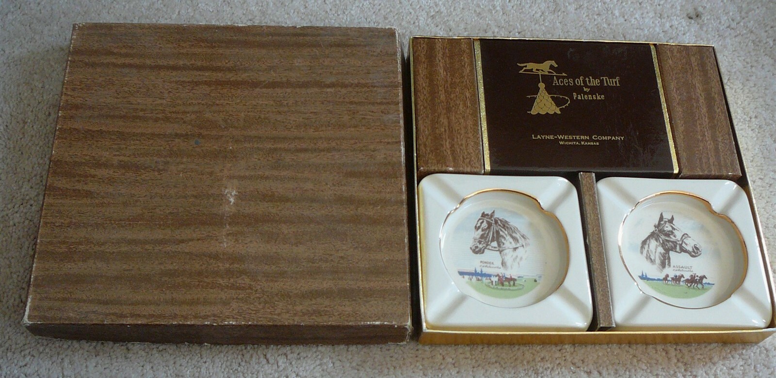 ASSAULT & PONDER KENTUCKY DERBY WINNERS – 2 ASHTRAYS & 2 SEALED CARD DECKS – IOB