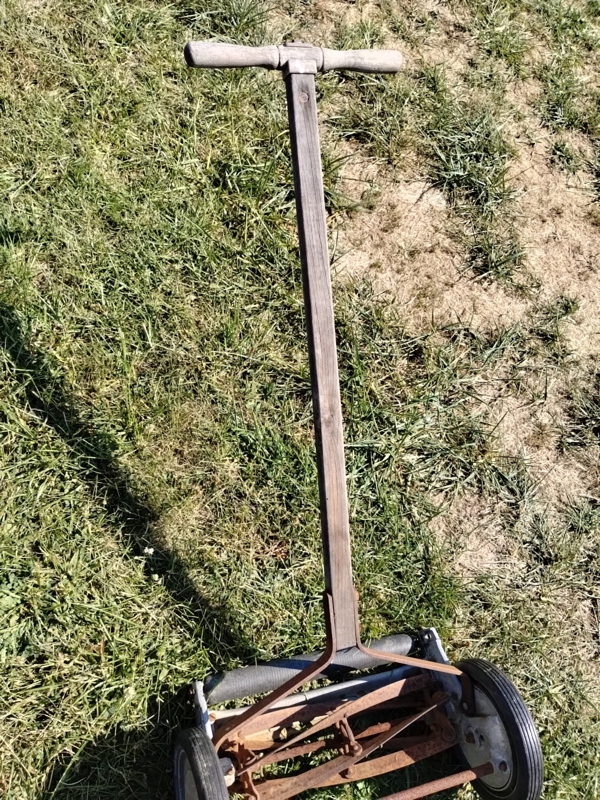 Vintage MF. CO. Manuel Real Mower.. Still Mows!!