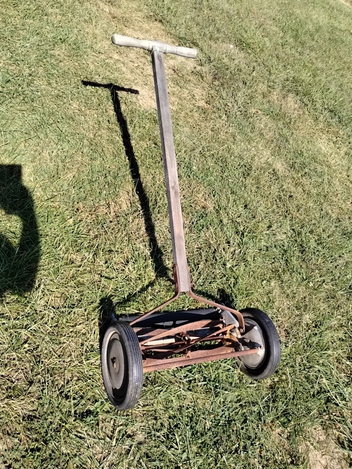 Vintage MF. CO. Manuel Real Mower.. Still Mows!!