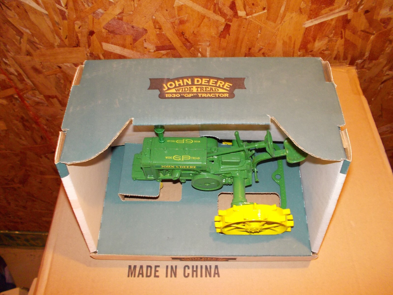 John Deere GP Wide Tread tractor 1/16 scale Ertl Co. 1995 NIB NW in box 5787DO