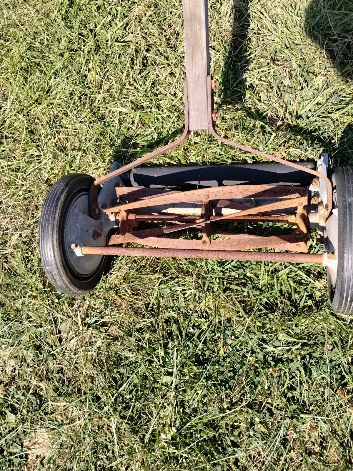 Vintage MF. CO. Manuel Real Mower.. Still Mows!!