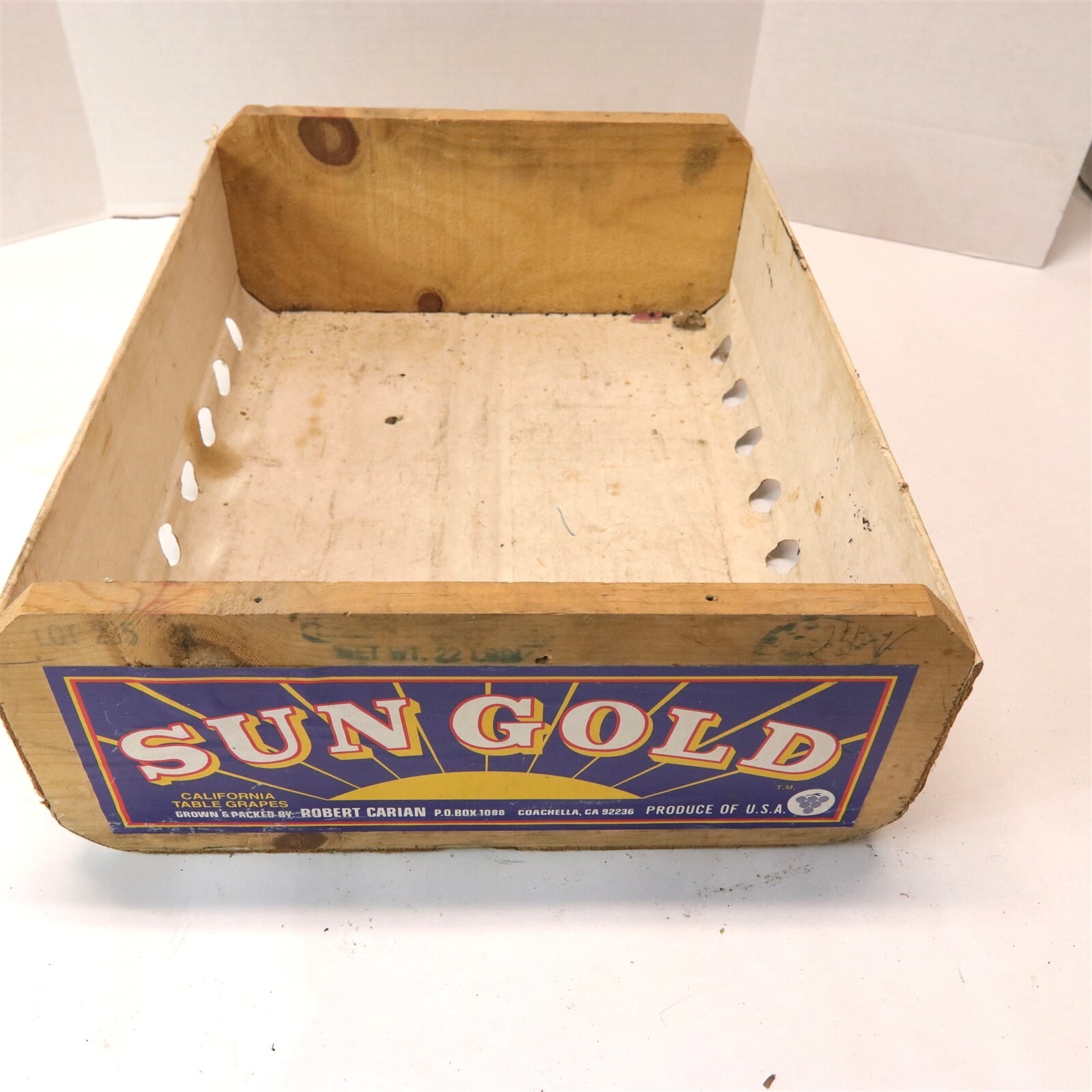 VINTAGE SUN GOLD CALIFORNIA GRAPES FLAT CRATE WOOD PAPER COCHELLA ROBERT CARIAN