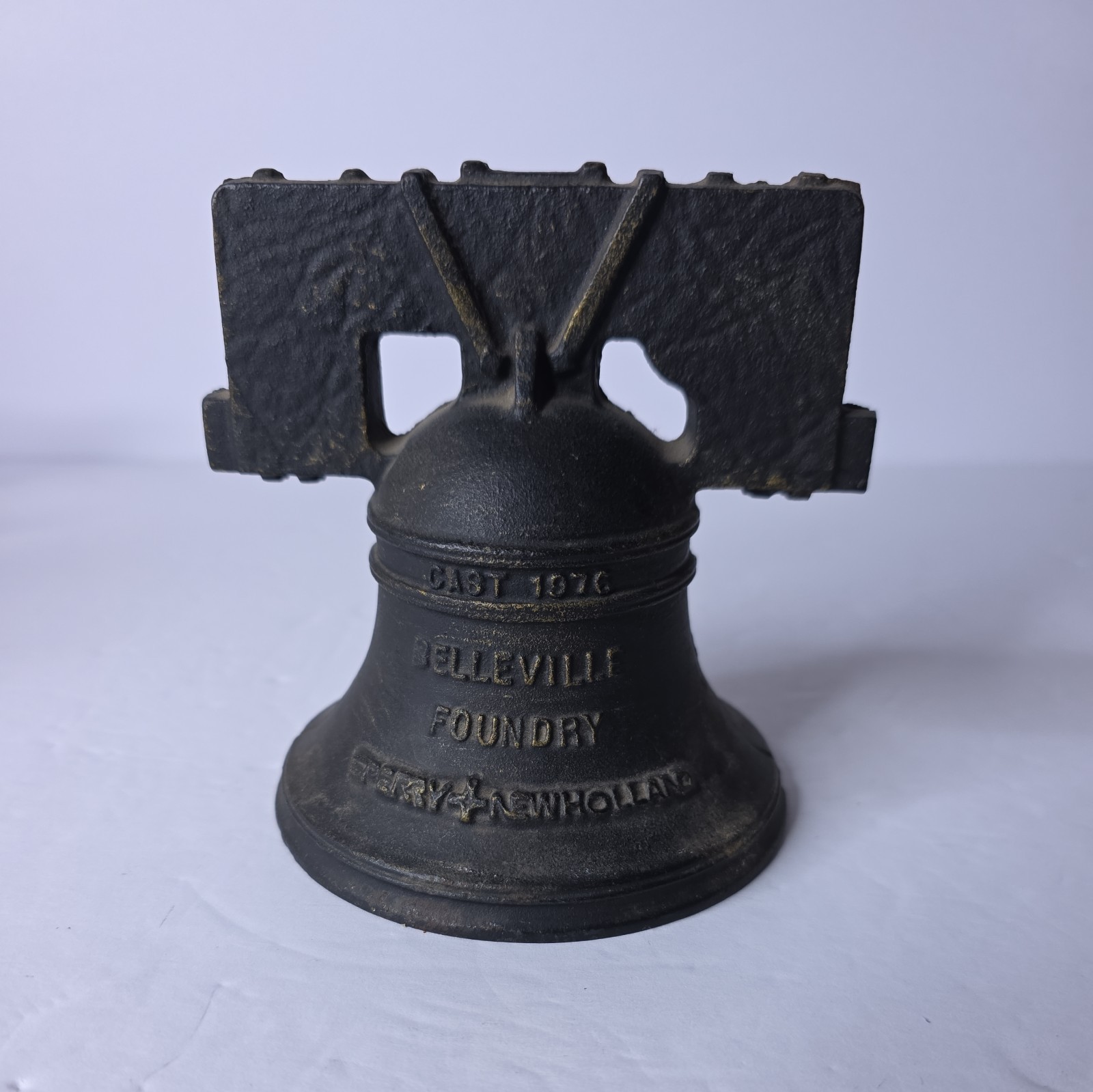 Sperry New Holland Farm Tractor 1976 Belleville Foundry Cast Liberty Bell Bank