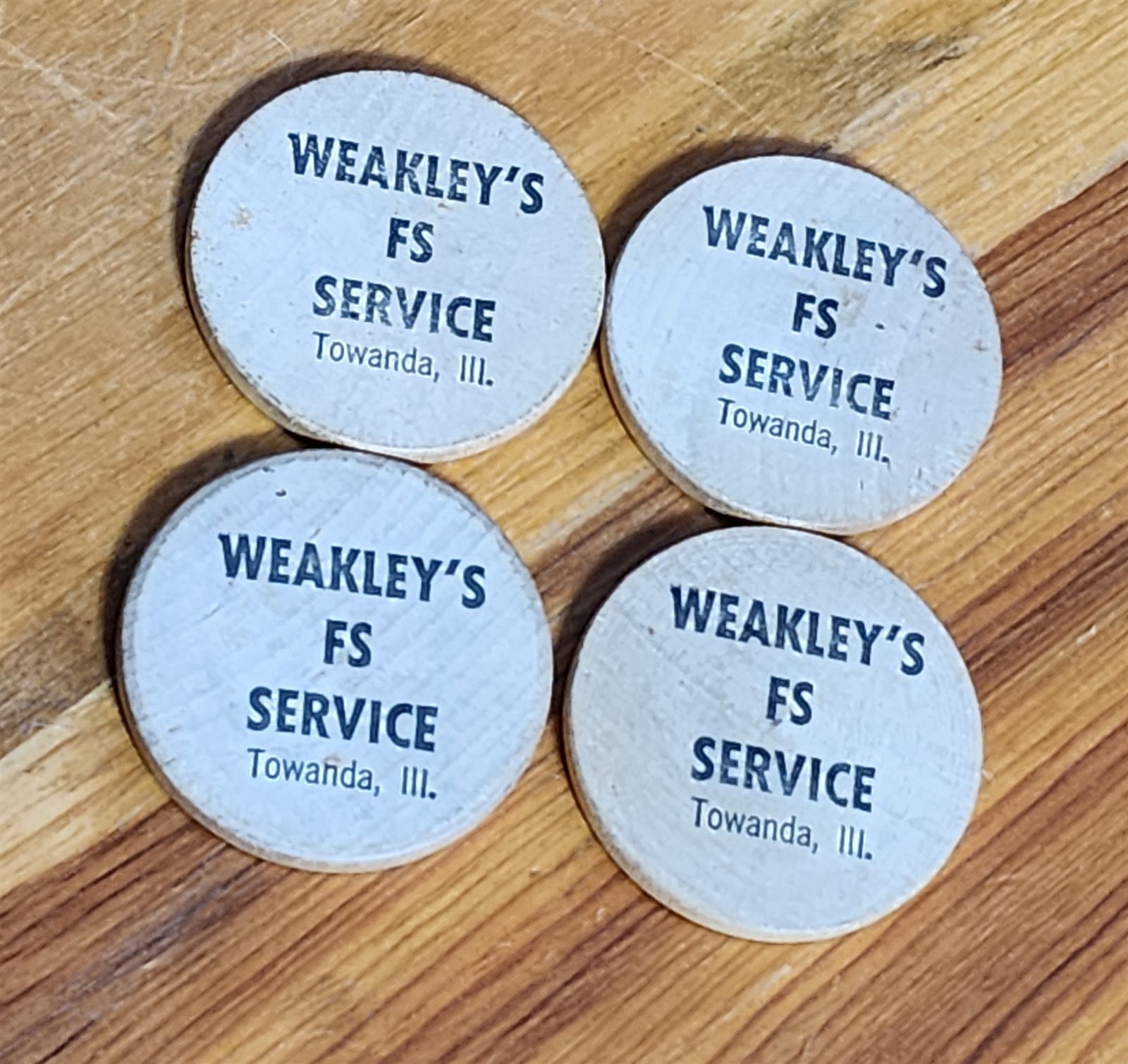 (4) VINTAGE WEAKLET&rsquo;S FS SERVICE TOWANDA ILL WOODEN NICKELS 1.5&Prime; ACROSS