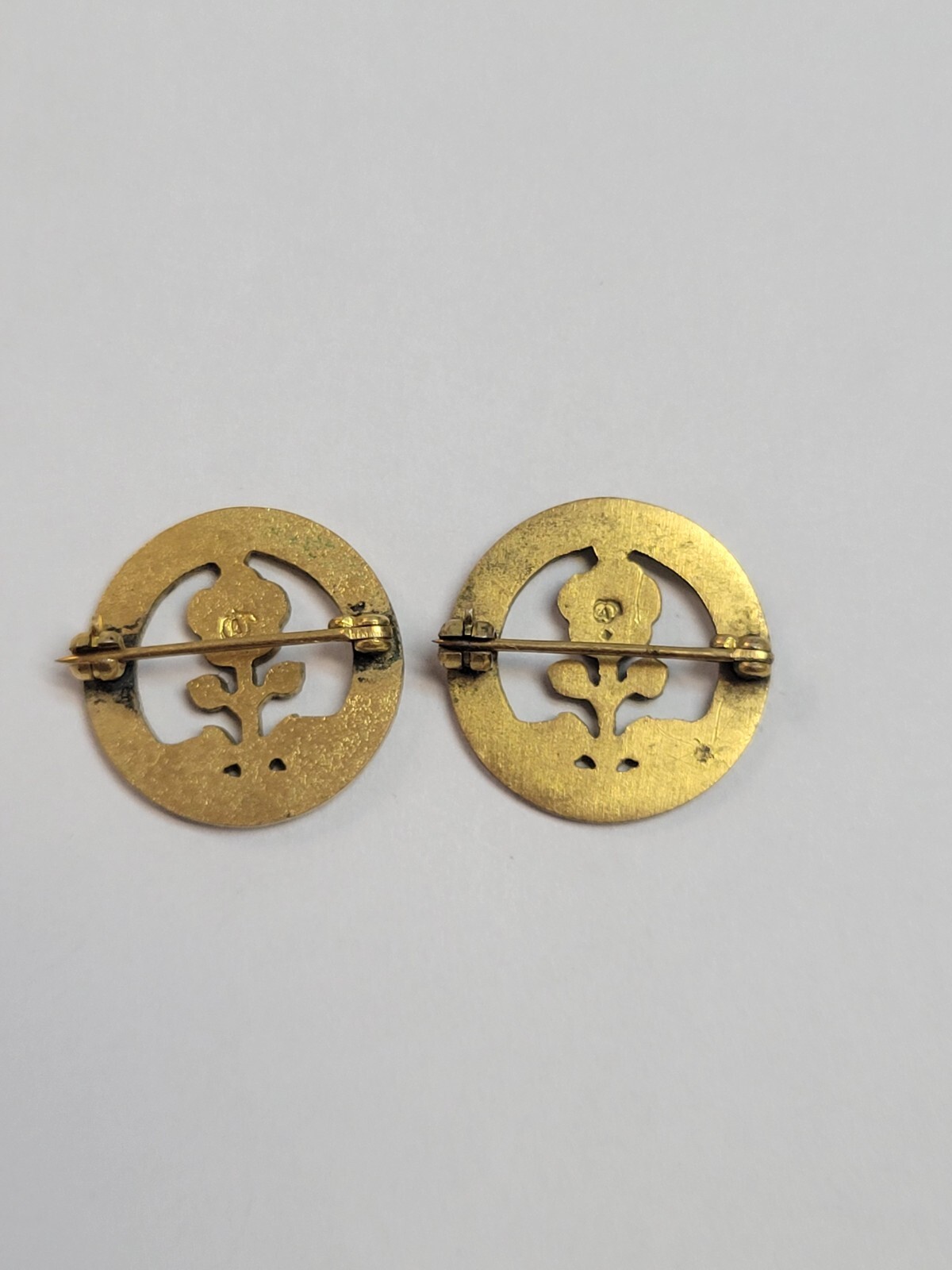 Vintage Society Of Farm Women – Pennsylvania Red Flowers Floral Pins x2