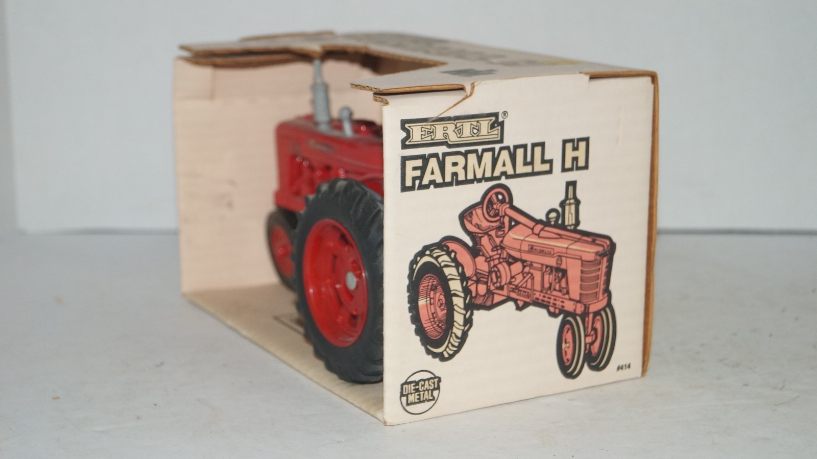 Ertl FARMALL H Diecast Metal Farm Tractor 1/16 Scale USA – NEW IN BOX Dated 1986