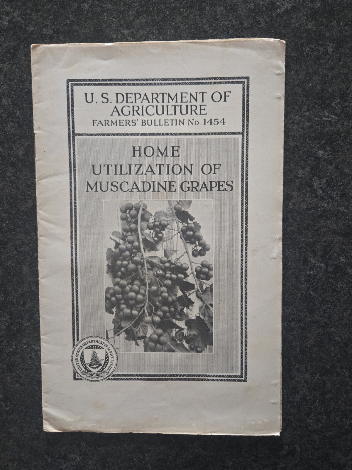 1942 HOME UTILIZATION OF MUSCADINE GRAPES USDA Farmers Bulletin No. 1454 USDA