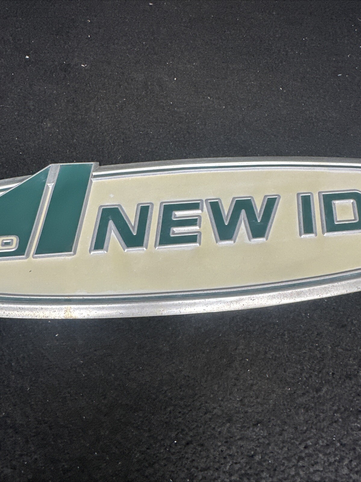 18&Prime; X 4-1/2&Prime; Aluminum Emblem New Idea AVCO Farm Harvester (st1039)