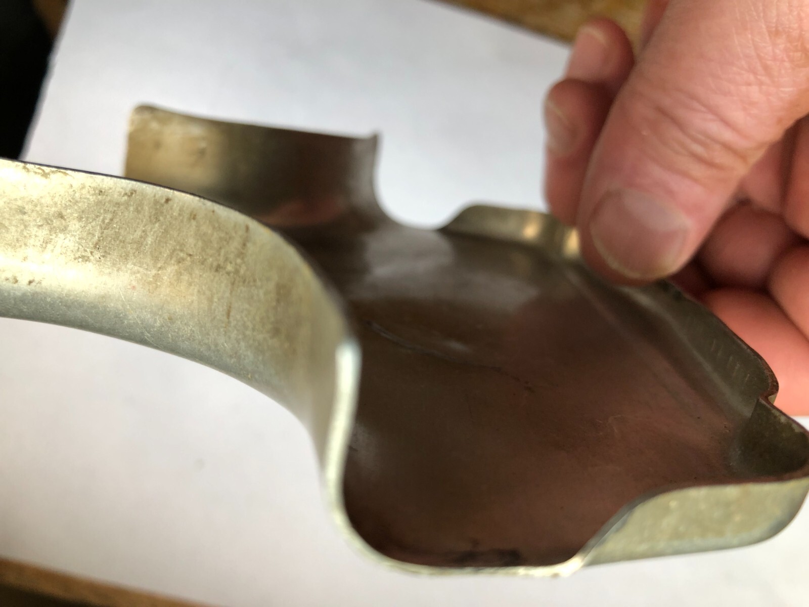 TORO Metal Marker for a Lawn Mower with the words « Clutch & Throttle » on top