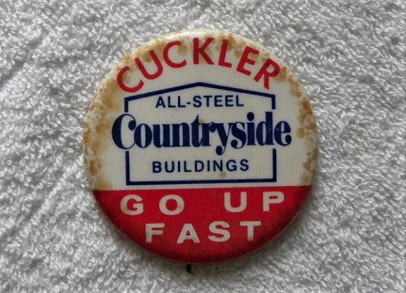 Vintage Cuckler, All Steel Countryside Farm Buildings, « Go Up Fast » Pin, Button