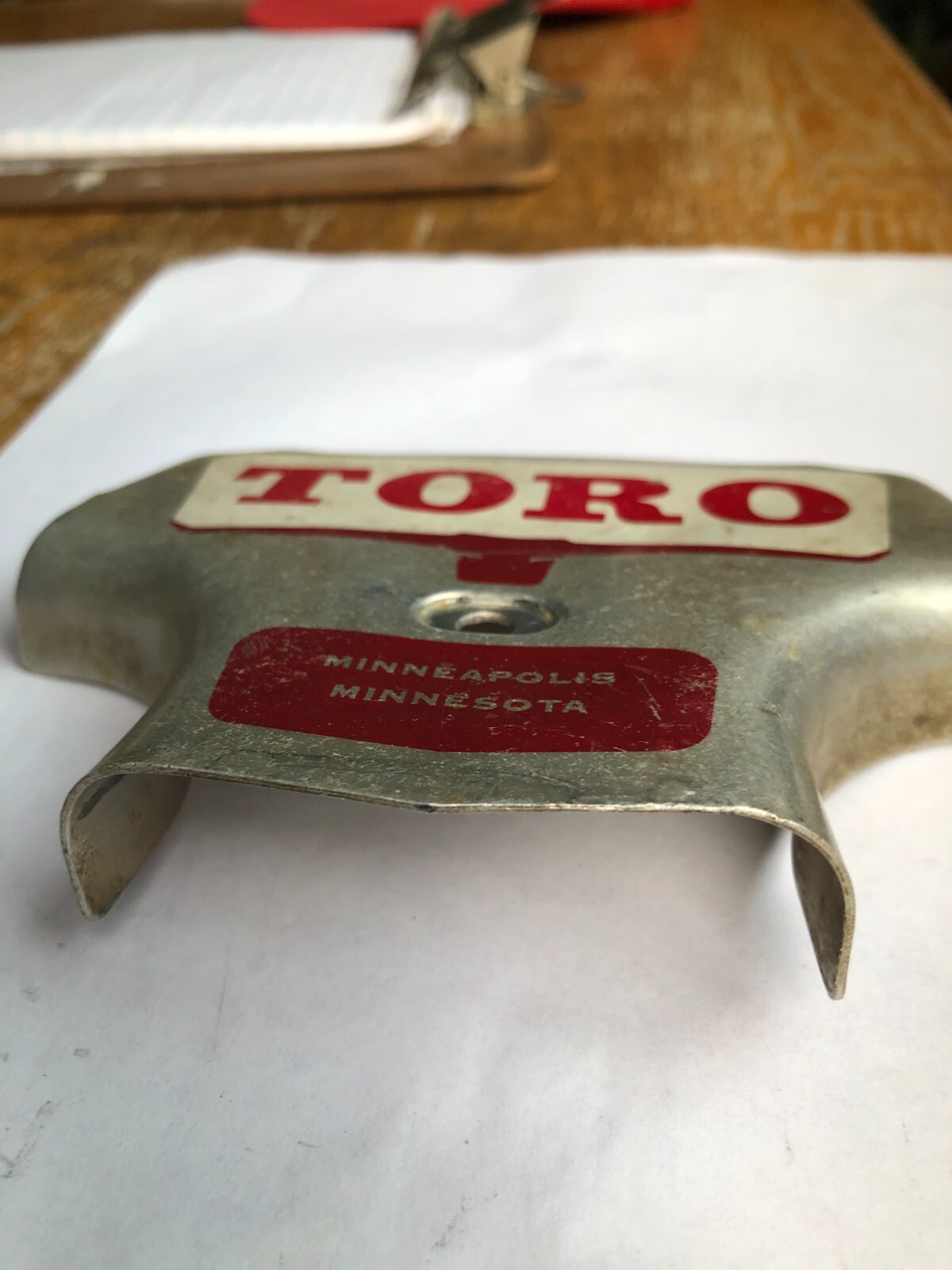 TORO Metal Marker for a Lawn Mower with the words « Clutch & Throttle » on top