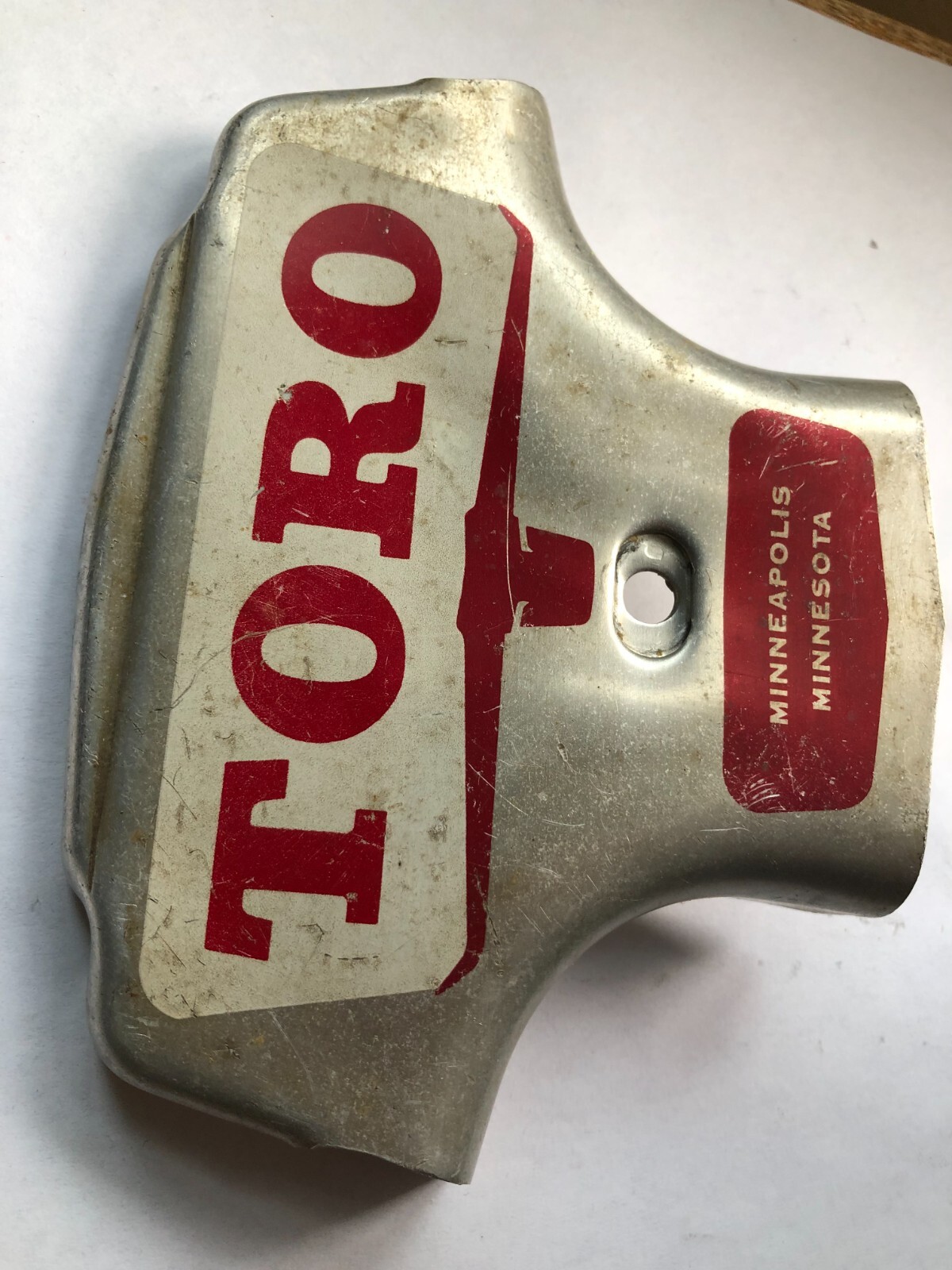 TORO Metal Marker for a Lawn Mower with the words « Clutch & Throttle » on top