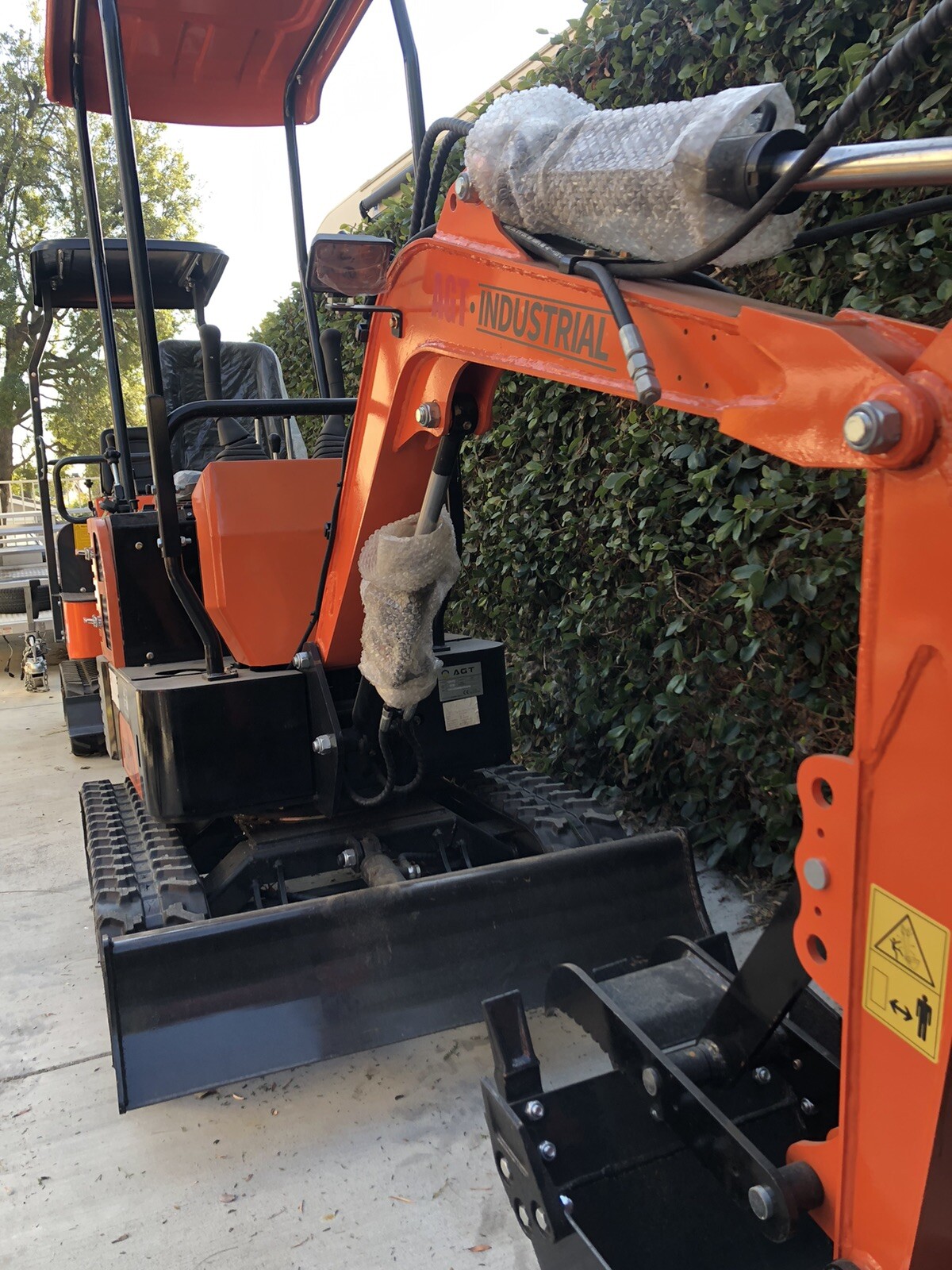 Agrotk 13.5 HP B&S 1 ton Mini Excavator (AGT-QH12) Best In Class Construction