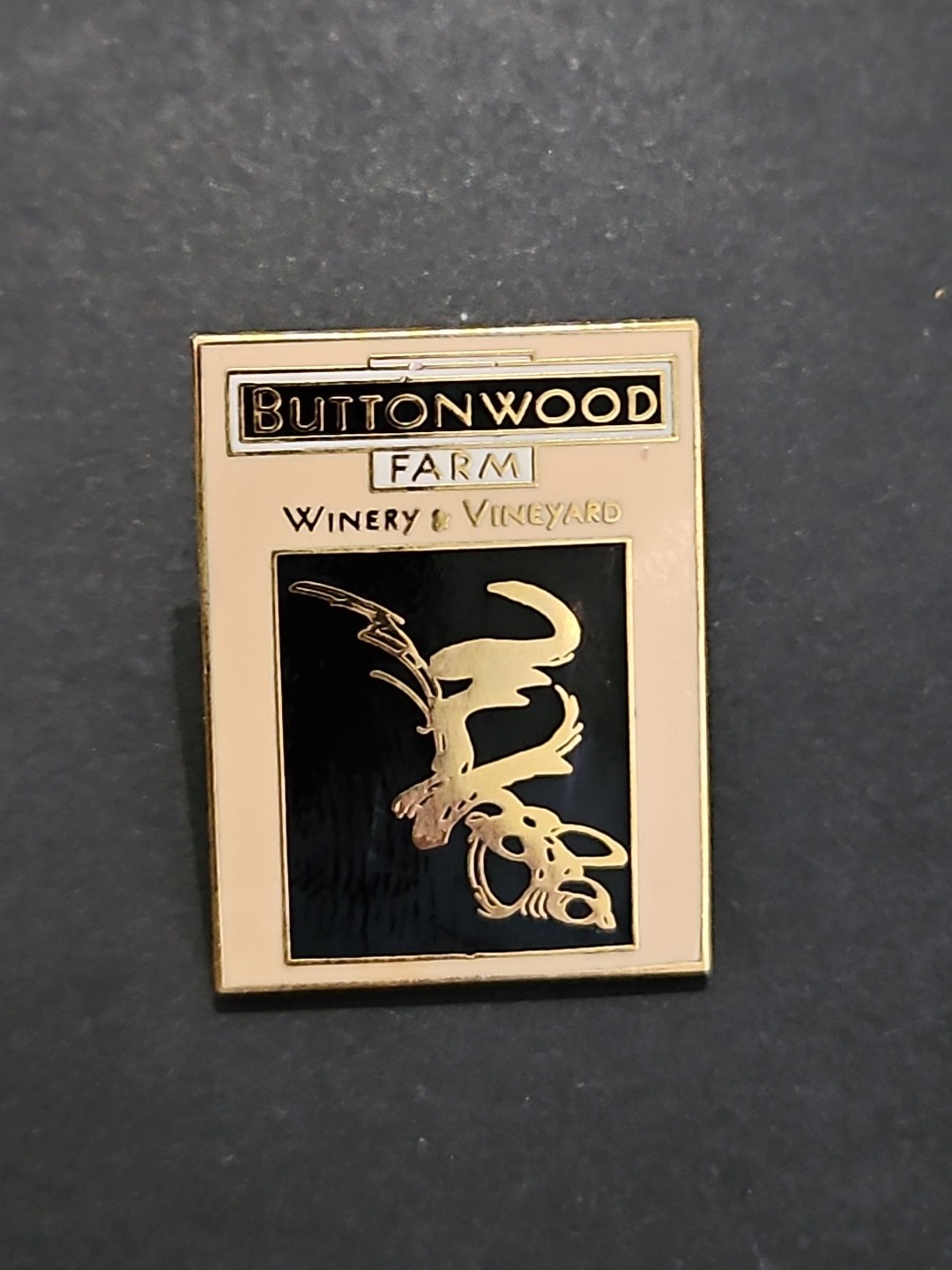 BUTTONWOOD FARMS WINERY AND VINEYARD BEAUTIFUL ENAMEL PIN PINBACK LAPEL PIN