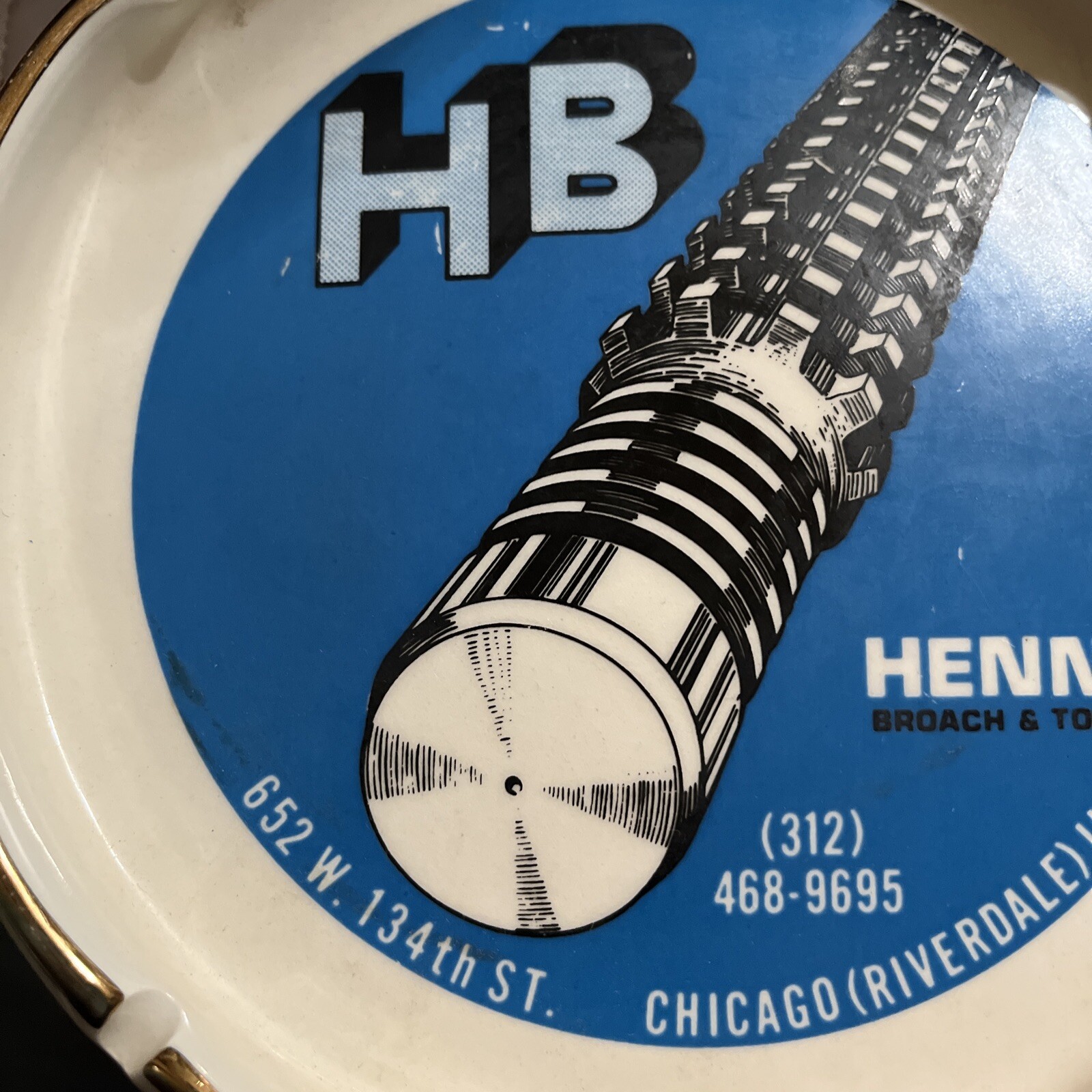 Vtg. HB. Hennig Advertising CERAMIC ASHTRAY – 6 3/4&Prime; Dia. – Farm/Barn