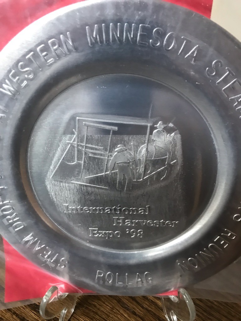 WMSTR ROLLAG 1998 PLATE AND BUTTON INTERNATIONAL HARVESTER EXPO