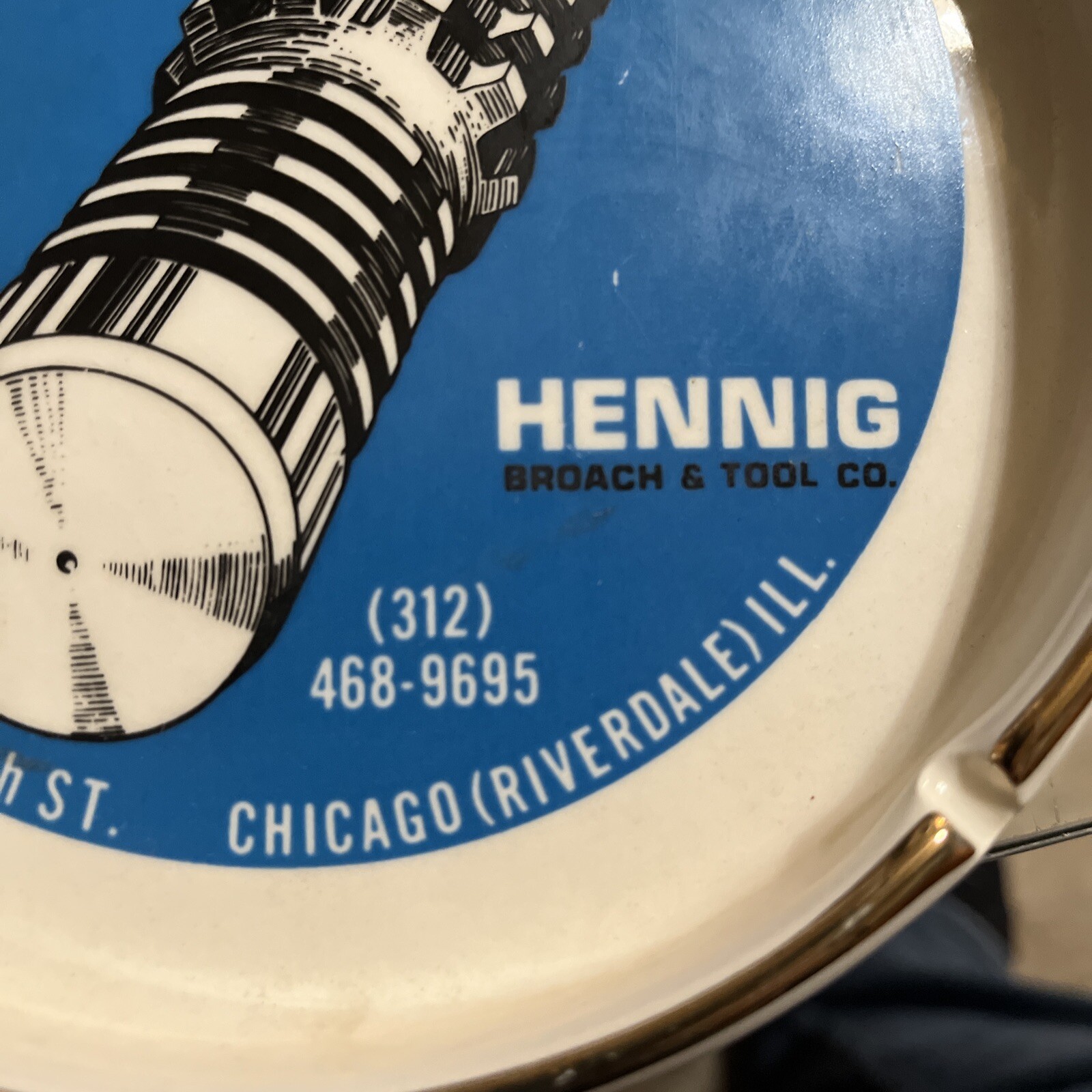 Vtg. HB. Hennig Advertising CERAMIC ASHTRAY – 6 3/4&Prime; Dia. – Farm/Barn