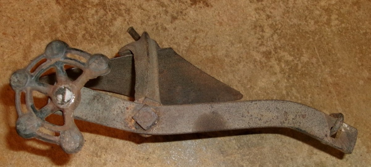 14&Prime; L handmade replica one bottom horse drawn plow has rust in good shape used