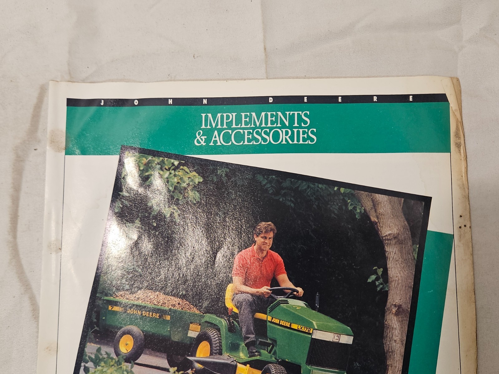 JOHN DEERE 1990 LAWN AND GARDEN TRACTORS IMPLEMENTS & ACCESSORIES BROCHURE DKA86
