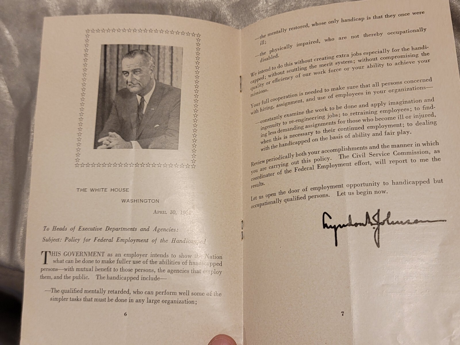 Vintage 1960s Caterpillar « EMPLOYER OF THE YEAR  » FROM PRESIDENT JOHNSON!! br9