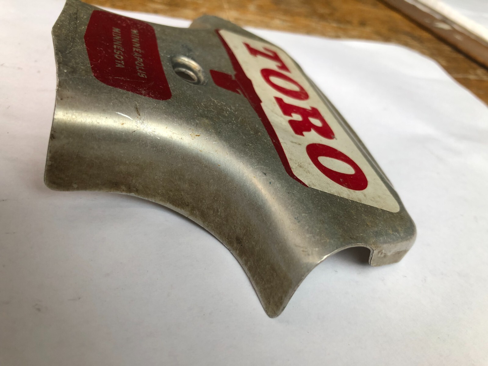 TORO Metal Marker for a Lawn Mower with the words « Clutch & Throttle » on top