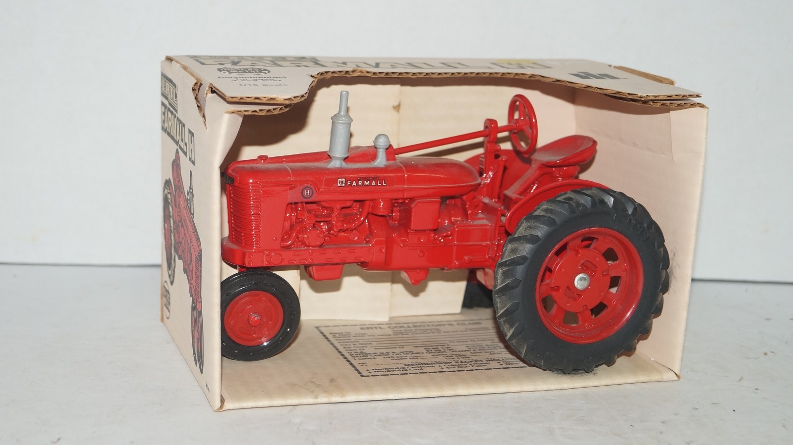 Ertl FARMALL H Diecast Metal Farm Tractor 1/16 Scale USA – NEW IN BOX Dated 1986