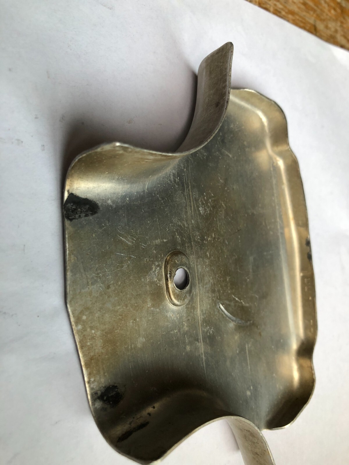 TORO Metal Marker for a Lawn Mower with the words « Clutch & Throttle » on top