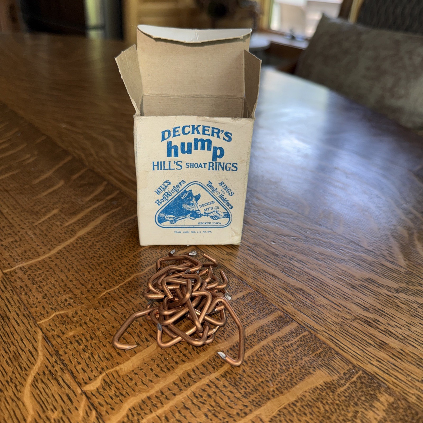Vintage Decker&rsquo;s Hump Shoat Hog Rings Box Iowa Advertising