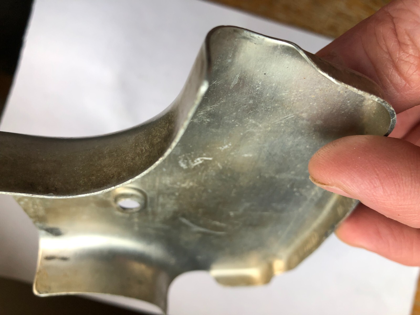 TORO Metal Marker for a Lawn Mower with the words « Clutch & Throttle » on top