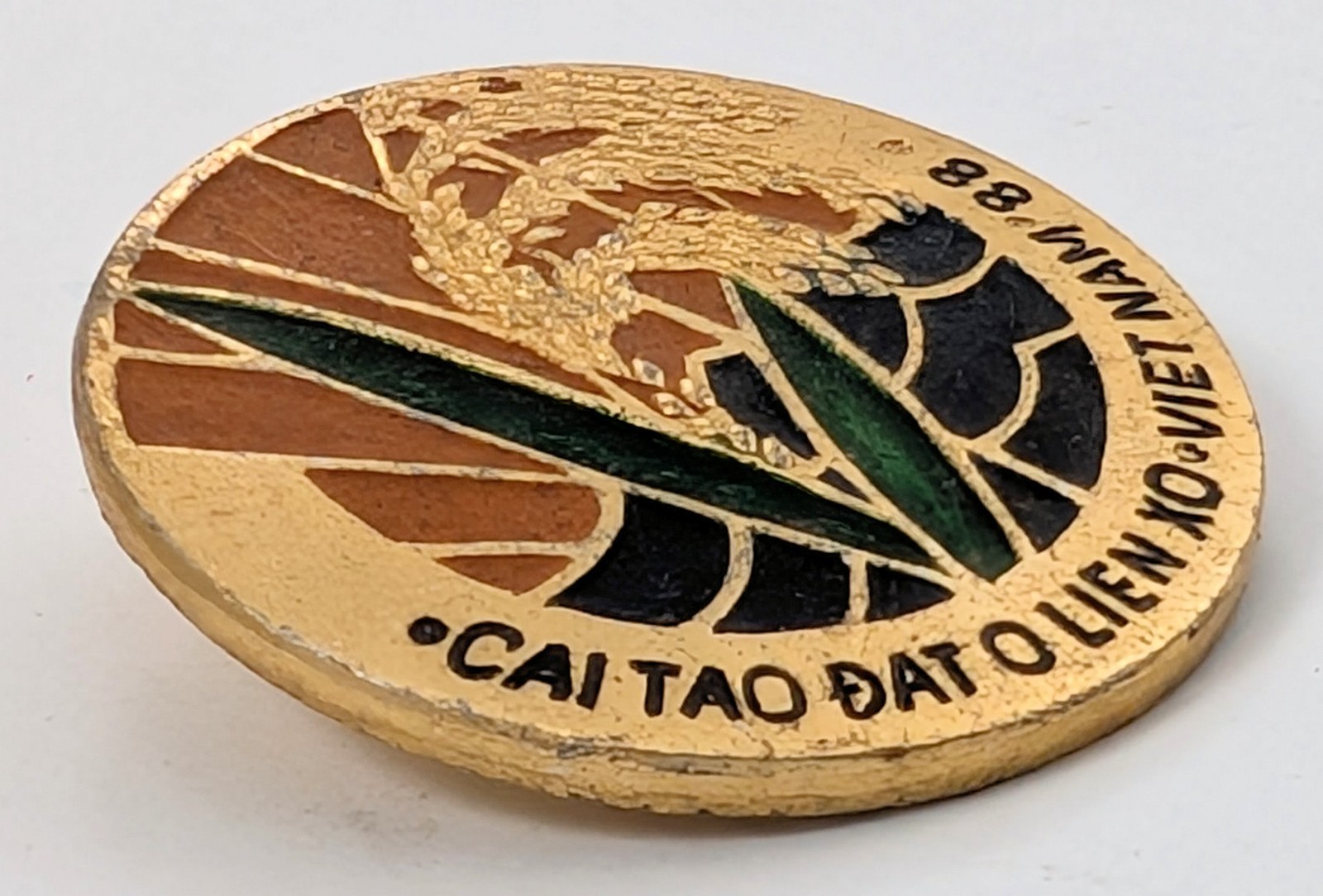 Vietnam USSR Soviet 1988 Agricultural Cooperation Pin Cải Tạo Đất Liên Xô Badge