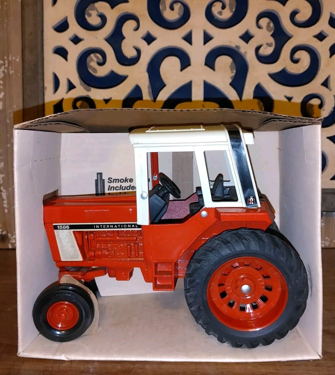 International 1586 VINTAGE IH tractor Duals 1/16 scale Ertl Co NIB #463