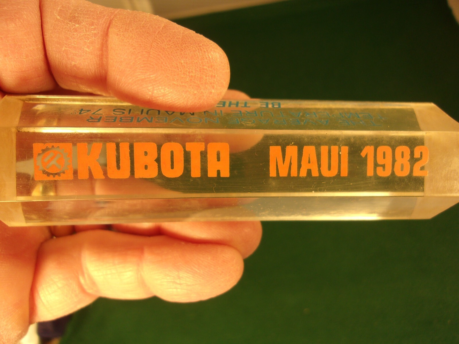 NEAT OLD VTG ACRYLIC? SALES CONTEST(?) PAPERWEIGHT « KUBOTA (TRACTORS) MAUI 1982 »