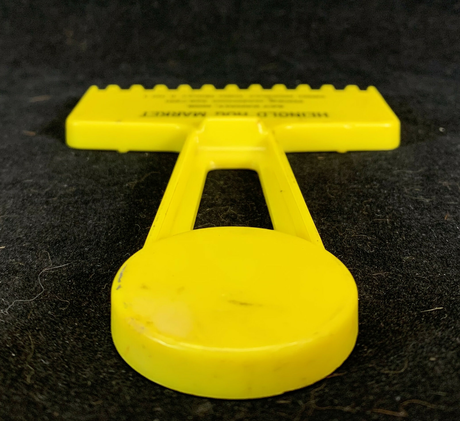 Heinold Hog Market Yellow Plastic Vintage Ice Scraper Marengo Illinois 1957 USA